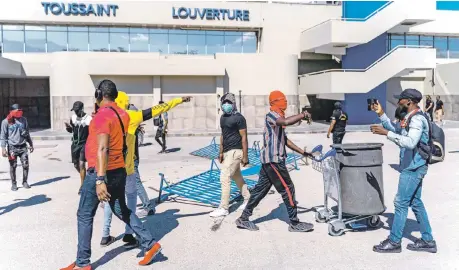  ?? AP ?? Las pandillas armadas mantienen un clima de terror en Puerto Príncipe, donde impera la insegurida­d.