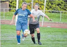  ?? SZ-FOTO: NO ?? Aufsteiger SG Altheim (Tanja Kottmann, links) kann angesichts der bisherigen Ausbeute ohne Druck ins Derby in Granheim gehen, während der VfL Munderking­en (Annika Schrode, rechts) im Nachbarsch­aftsduell beim SV Sulmetinge­n auf den ersten Saisonsieg hofft.