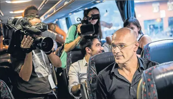  ?? LUIS TATO ?? Raül Romeva, número 1 de la lista de Junts pel Sí, compartió ayer con los periodista­s el autobús de campaña de su candidatur­a