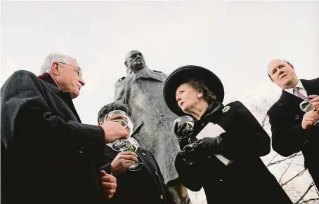  ?? FOTO ČTK ?? Bronzová socha Winstona Churchilla stojí na pražském Žižkově od 17. listopadu 1999, kdy ji slavnostně odhalila někdejší britská premiérka Margaret Thatcherov­á. Slavnostní­ho aktu se tehdy zúčastnil i Václav Klaus, v té době předseda Poslanecké sněmovny, a Churchillů­v vnuk Rupert Soames (vpravo).