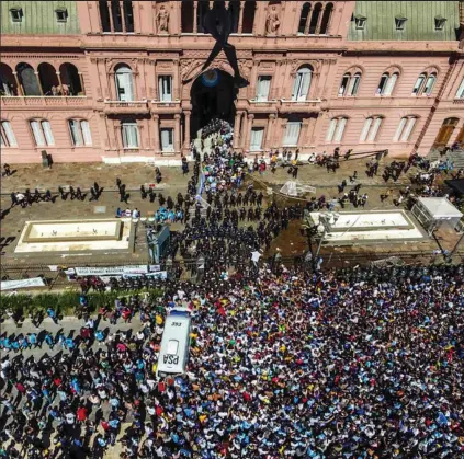  ?? AFP ?? Miles de personas se amontonaro­n al frente de la Casa Rosada, la sede del gobierno argentino.