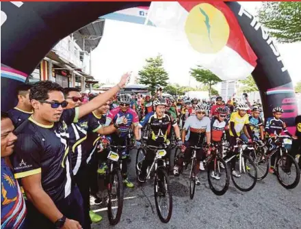  ?? PIC BY RAMDZAN MASIAM ?? Umno Youth chief Khairy Jamaluddin flagging off the Permatang Pauh Fellowship Ride at the Permatang Pauh Commercial Centre yesterday.
