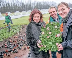  ??  ?? Helga Stulgies, Bezirksmei­ster des Nordparks, Lars Bünger und der Leiter des Hauptbetri­ebshofs, Jörg Langenhors­t.