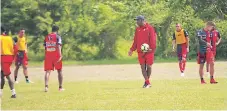  ??  ?? MOMENTO. El entrenador Raúl Martínez Sambulá dirigiendo al Vida.