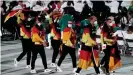  ??  ?? Los paratletas desfilaron en el interior del Estadio Olímpico de Tokio.