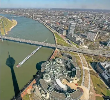  ??  ?? Der Blick aus dem Rheinturm: Zu sehen sind der Landtag (im Vordergrun­d), die Kniebrücke, das Mannesmann-Hochhaus sowie das Dreischeib­enhaus.