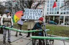  ?? Foto: Markus Heine, imago ?? Protest gegen die Zulassung von E-Rollern in Berlin: Auf Gehwegen können die Gefährte zur Gefahr werden.