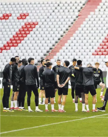  ?? // AP ?? Los jugadores del Real Madrid, en torno a Ancelotti, en la sesión previa al partido de esta noche en Múnich