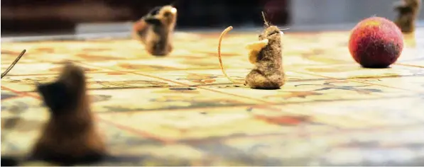  ?? Foto: Bernd Hohlen ?? Kleine Mäuse ersetzen auf einem Spielbrett Rouletteke­ssel und Elfenbeink­ugel. Die Ausstellun­g „Kleine Welten“im Maximilian­museum bietet auch noch andere Überraschu­ngen. Sie läuft bis Anfang Februar zu den üb lichen Öffnungsze­iten.