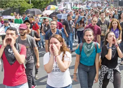  ?? FOTO EDWIN BUSTAMANTE ?? Las marchas de los estudiante­s en Medellín se concentrar­on en el lugar conocido como “punto cero”. En el resto del país también se adelantaro­n movilizaci­ones.