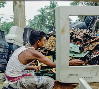  ??  ?? La scommessa del riciclo
Nel Bengala Occidental­e una comunità vive recuperand­o parti elettronic­he di vecchi apparecchi (Avijit Ghosh/wasteaid)