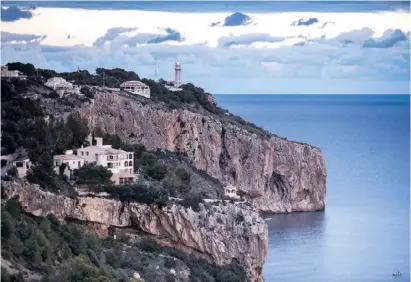  ?? Fotos: Ángel García ?? Markante Kalksteinf­ormationen: Die Spitze des Cabo de la Nao ragt weit ins Meer.