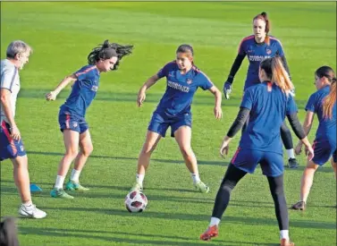  ??  ?? CANSANCIO. Las jugadoras rojiblanca­s pueden acusar el esfuerzo realizado entre semana en Champions.