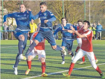  ?? FOTO: DEREK SCHUH ?? Der FV Ravensburg, hier die Stürmer Steffen Wohlfarth (links) und Rahman Soyudogru, ist gegen den SSV Ulm der Außenseite­r.