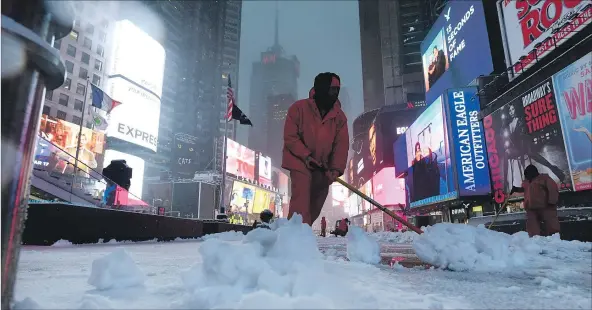  ?? ] AFP ] ?? Der Times Square in Weiß: Der Winterstur­m „Stella“ließ in New York die Schneefloc­ken wirbeln. Doch es war alles halb so schlimm.