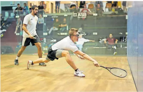  ?? FOTO: MATHIS ?? Die Sportbrill­e im Gesicht, den Schläger in der Hand: „Ich war nicht sehr talentiert“, sagt Miguel Mathis (vorne) über seine Anfänge im Squash.