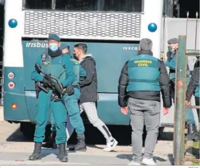  ?? PASCUAL. ?? Agentes de la Guardia Civil durante la operación Eurotruck, desarrolla­da en la provincia de Cádiz.