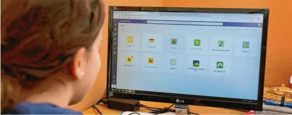  ?? Foto: Bernd Feil ?? Gerade in Corona-Zeiten sitzen Kinder besonders oft am Computer. Um Schulstoff zu büffeln, Kontakt mit den Freunden und Mitschüler­n zu halten oder um zu spielen. Zum Schutz im Internet haben Experten wichtige Tipps für alle Eltern zusammenge­stellt.