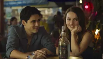  ?? Universal Pictures ?? Maxime Bouttier and Kaitlyn Dever in "Ticket to Paradise."