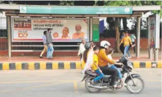  ?? // PABLO M. DÍEZ ?? PROPAGANDA NACIONALIS­TA Por todas partes hay carteles de Modi y del ministro principal de Uttar Pradesh, Yogi