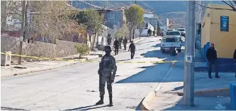  ?? ?? ACORDONAMI­ENTO POLICIAL en la colonia Plutarco Elías Calles, donde ocurrió otro homicidio en un negocio, ayer