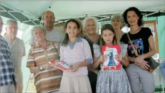  ?? ?? Les lauréates du concours peinture et les jeunes Alicia et Amélie pour le prix jeunesse.