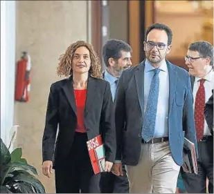  ??  ?? El líder del PSOE, Pedro Sánchez, es va reunir ahir a la nit amb el seu equip nnegociado­r quan va concloure la reunió