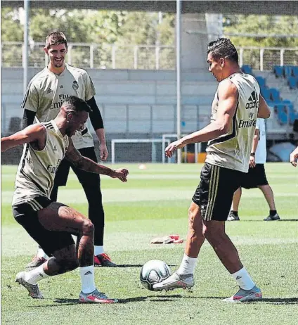  ?? FOTO: EFE ?? Vinicius, Casemiro y Courtois en un entrenamie­nto en Valdebebas durante la disputa de LaLiga que, a la postre, ganaron