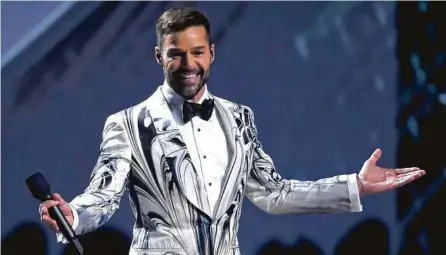  ?? Chris Pizzello / AP ?? En esta foto del 14 de noviembre de 2019, Ricky Martin funge como anfitrión de los Latin Grammy en Las Vegas. El cantante puertorriq­ueño lanzó el jueves 28 de mayo del 2020 un EP titulado ‘Pausa’.