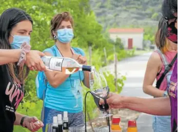  ?? Foto: Org. Día del Rosado ?? Reparto de vino durante la marcha del pasado fin de semana.