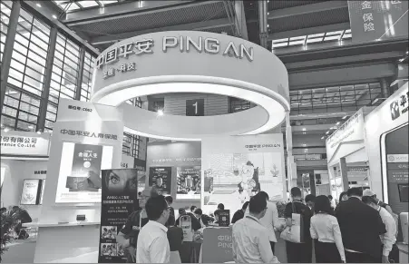  ?? PROVIDED TO CHINA DAILY ?? Above: Visitors check out the exhibits of Ping An Insurance ( Group) Company of China Ltd at the China ( Shenzhen) Internatio­nal Financial Fair in Shenzhen, Guangdong province.