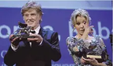  ?? FOTO: DPA ?? Hollywoodi­kone: Mit Kollege Robert Redford im September beim 74. Filmfestiv­al in Venedig mit dem Ehrenlöwen fürs Lebenswerk.