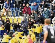  ??  ?? Jenaer Fans auf der Haupttribü­ne hatten beim Spiel gegen Hansa Rostock eine Familie angegriffe­n, die sich jubelnd über das Hansa-tor freute. Das löste Tumulte auch in den Fankurven aus. Foto: Tino Zippel