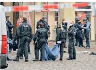  ?? FOTO: HARALD TITTEL/DPA ?? Einsatzkrä­fte der Polizei sperren kurz nach der Tat die Straßen im Zentrum von Trier ab.