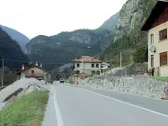  ??  ?? 1 Una casa in località La Muda, nel Comune di La Valle Agordina, invasa dalla ghiaia e ora liberata2 La strada regionale Agordina, che da Sedico risale la valle costeggian­do il torrente Cordevole fino a Caprile, è stata ripulita dal fango e dai sassi3 La foto rilanciata dal governator­e Zaia, mostra la sede della Croce Verde di Alleghe