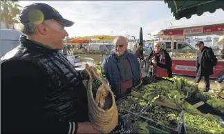  ?? (Photo Dominique Leriche) ?? Raymond et Chantal Grange font le déplacemen­t de Toulon tous les mercredis matins depuis  ans pour le marché de Sanary et les légumes de Patrick Boetti.