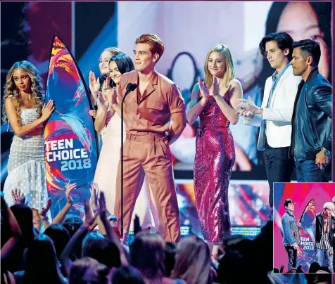  ??  ?? Vanessa Morgan, Madelaine Petsch, Camila Mendes, KJ Apa, Lili Reinhart y Cole Sprouse, de Riverdale, subieron al escenario para recibir sus premios.