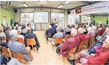  ?? RP-FOTO: JÜRGEN LAASER ?? Viele Besucher kamen zum 10. Gesundheit­s-Forum Wegberg ins Activ Centrum. Jochen Neßler, stellvertr­etender ärztlicher Direktor der LVR-Klinik für Orthopädie in Viersen, referierte über Prothesen.