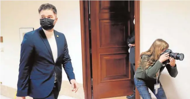  ?? EFE ?? El portavoz de ERC, Gabriel Rufián, se dirige ayer a la Junta de Portavoces celebrada en el Congreso