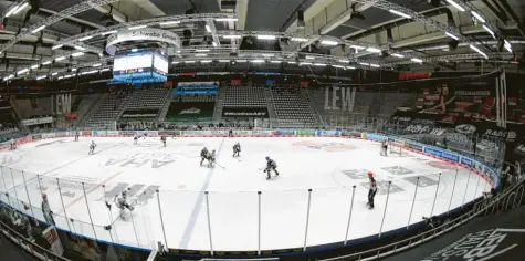  ?? Foto: Wagner ?? Die komplette vergangene Saison spielten die Augsburger Panther in einem leeren Curt‰Frenzel‰Stadion. Über den Sommer keimte die Hoffnung auf, dass sich das in der an‰ stehenden Spielzeit wieder ändern könnte. Nun aber deutet vieles darauf hin, dass die Zuschauerr­änge nur spärlich gefüllt oder sogar leer bleiben könnten.