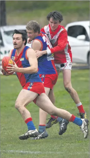  ?? Picture: PAUL CARRACHER ?? IN THE CLEAR: Rupanyup’s Daniel Launder finds space in a Horsham District match against Taylors Lake.