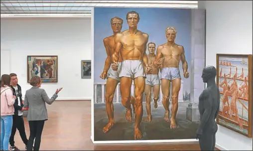  ?? FOTOS: SHUTTERSTO­CK ?? TODO PERFECTO. Turner de Gerhard Keil admira la musculatur­a de cuatro deportista­s; Familia campesina, de Rudolf Otto, pinta una familia unida.