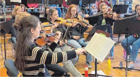  ?? FOTO: ANJA LUTZ ?? Eine Woche lang proben die jungen Musikerinn­en und Musiker der Jungen Philharmon­ie Ostwürttem­berg für das Frühjahrsp­rojekt auf der Kapfenburg.