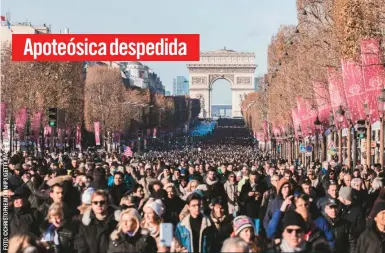  ??  ?? El 6 de diciembre de 2017, una abrumadora multitud de admiradore­s se volcaron en masa a los Campos Elíseos de París para darle el último adiós a Johnny Hallyday, máxima gloria del rock francés.