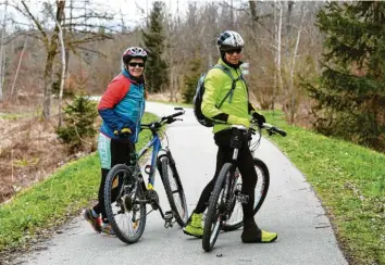  ??  ?? Auf Radwegen und meist gut befestigte­n Waldwegen führt die Tour von Barbara Scherer und Karl Sendlinger.