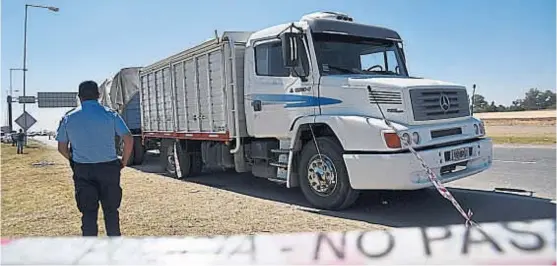  ?? (PEDRO CASTILLO / ARCHIVO) ?? En la banquina. La manera en la cual quedó estacionad­o el camión es otra punta que los investigad­ores tratan de dilucidar.