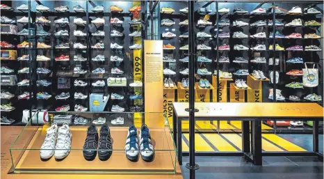  ?? FOTOS: DANIEL STAUCH/HAUS DER GESCHICHTE BADEN-WÜRTTEMBER­G ?? Kein Sportgesch­äft, sondern ein Blickfang der Ausstellun­g „Gier“: 135 Paar ausgefalle­ne und exklusive Sneaker des Stuttgarte­rs Danijel Balasevic, der 1999 sein erstes Paar für damals 285 D-Mark erstanden hat.