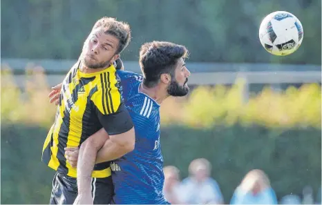  ?? FOTO: VOLKER STROHMAIER ?? Tolga Sakarya (links) schlägt sich mit Sulmetinge­n sehr tapfer gegen den FV Ravensburg (rechts Daniel Schachtsch­neider).