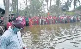  ?? BY SPECIAL ARRANGEMEN­T ?? In Harinhula village, local residents line up for relief material as n water levels rise due to the full-moon tide .