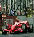  ?? (Afp) ?? 2007 Tanto rosso anche sulla F2007 con cui Kimi Raikkonen ha vinto il Mondiale 2017 Sulla SF70H di Vettel e Raikkonen parti delle pinne e delle ali erano bianche